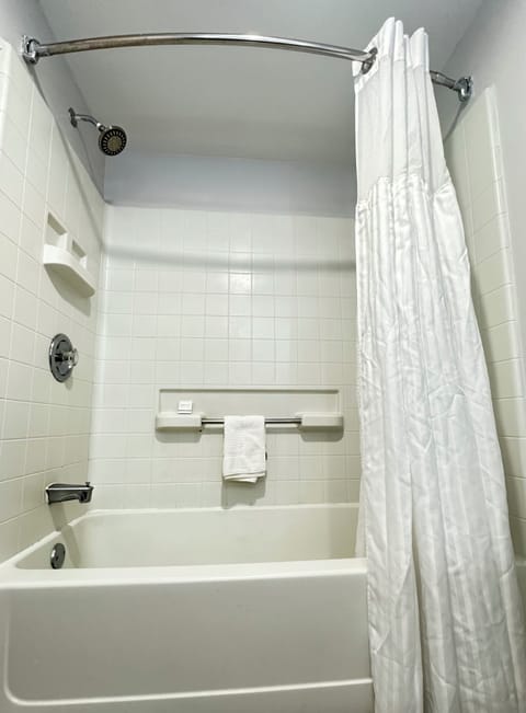 Combined shower/tub, free toiletries, hair dryer, towels