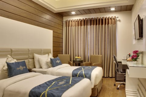 Executive Room | Living room | 32-inch LCD TV with cable channels, TV, fireplace