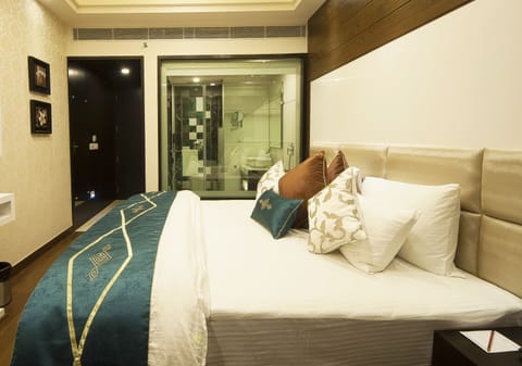 Executive Room | Premium bedding, minibar, in-room safe, desk