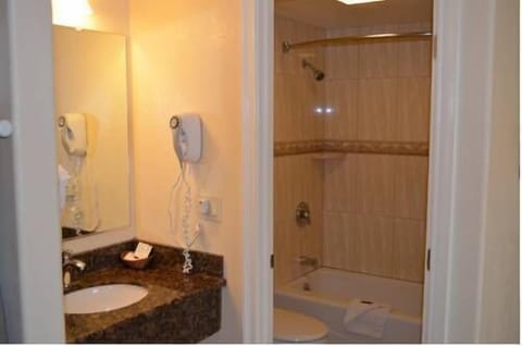 Standard Room, 1 Queen Bed | Bathroom | Combined shower/tub, hair dryer, towels