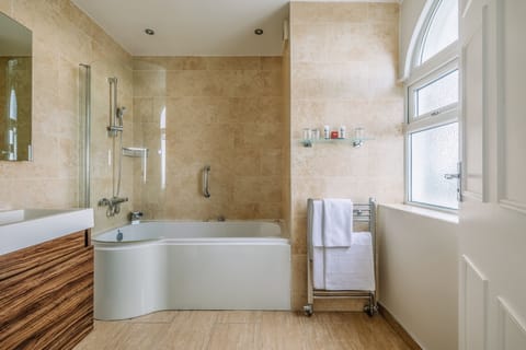 Junior Executive Room | Bathroom | Free toiletries, hair dryer, towels