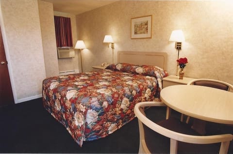Room, 1 Queen Bed | Select Comfort beds, individually decorated, individually furnished
