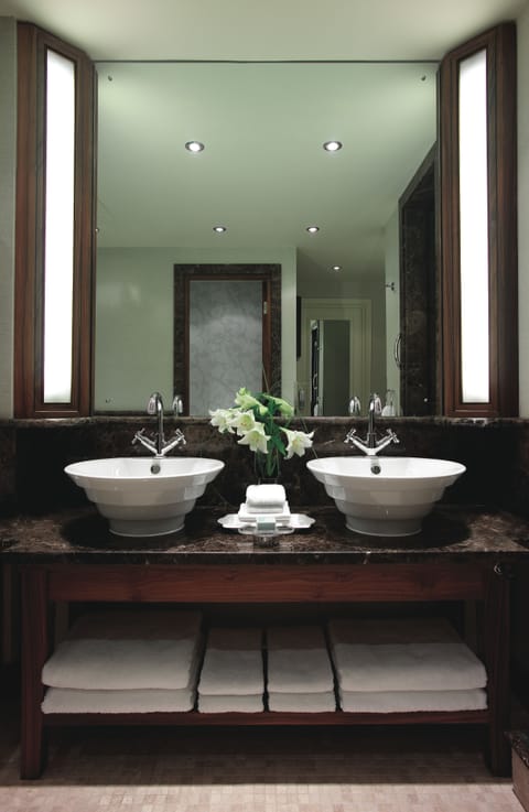 Suite | Bathroom | Combined shower/tub, designer toiletries, hair dryer, bathrobes