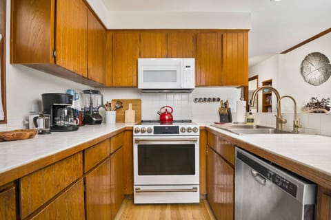 Cook delicious meals for breakfast, lunch, and dinner in this fully equipped kitchen.