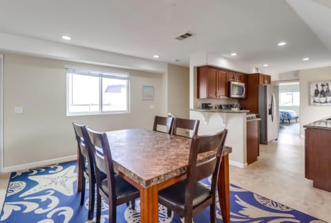 733 kitchen/dining area