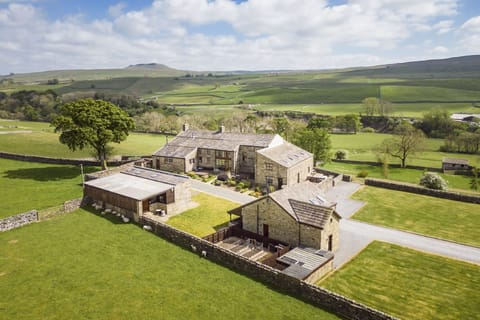 Hill Top Farm, Wensleydale: Situated right in the heart of the Yorkshire Dales National Park, close to the attractive village of Askrigg