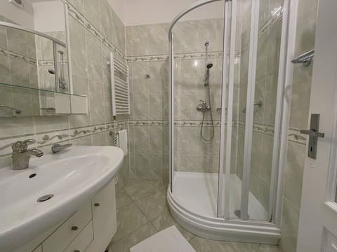 Studio Suite, 1 Bedroom | Bathroom | Free toiletries, towels, soap, shampoo