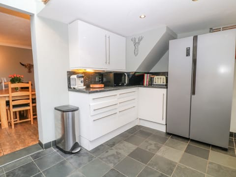 Cottage | Private kitchen | Fridge, dishwasher, electric kettle, toaster