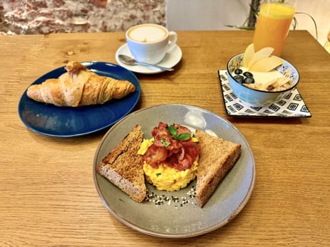 Daily continental breakfast (EUR 15 per person)