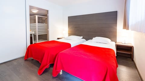 Twin Room for 2 People | Free WiFi, bed sheets