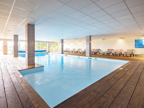 Indoor pool, sun loungers