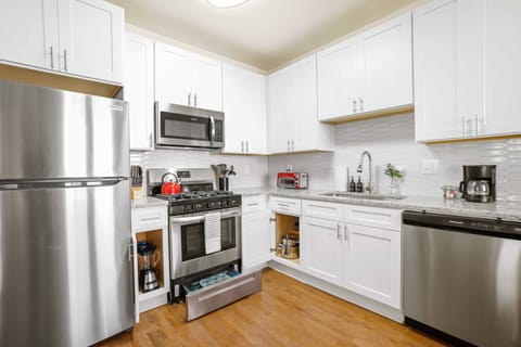 Deluxe Apartment | Private kitchen | Oven, stovetop, dishwasher, coffee/tea maker