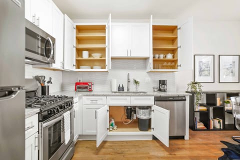 Deluxe Apartment | Private kitchen | Oven, stovetop, dishwasher, coffee/tea maker