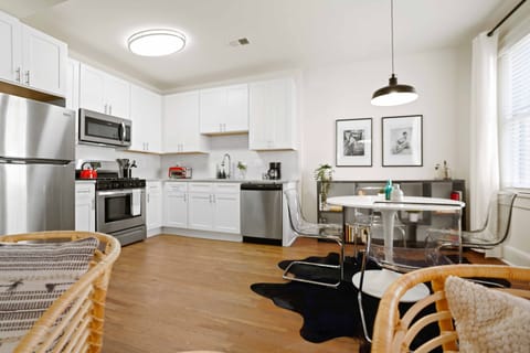 Deluxe Apartment | Private kitchen | Oven, stovetop, dishwasher, coffee/tea maker