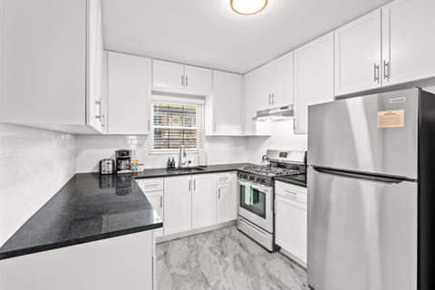 Deluxe Apartment | Private kitchen | Full-size fridge, microwave, oven, stovetop