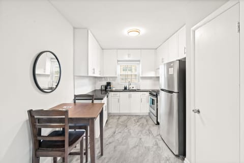 Deluxe Apartment | Private kitchen | Full-size fridge, microwave, oven, stovetop