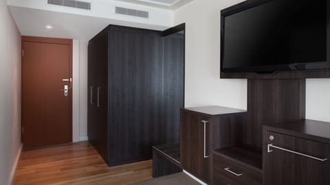 Premium bedding, pillowtop beds, in-room safe, desk