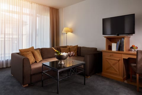 Junior Suite | Living room | TV, pay movies