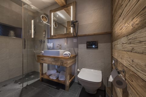 Junior Suite Mountain Lodge, Annex | Bathroom | Rainfall showerhead, free toiletries, hair dryer, bathrobes