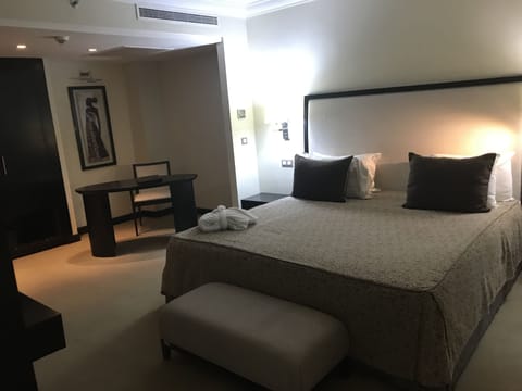 Premium Suite | Premium bedding, minibar, in-room safe, blackout drapes