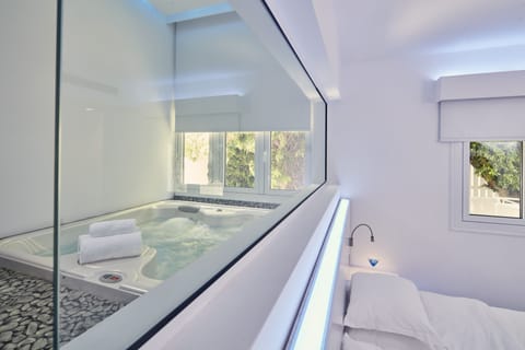 SPA One Bedroom Suite Jacuzzi with Pool View | Minibar, in-room safe, desk, soundproofing