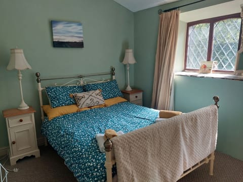 Cottage | 2 bedrooms, iron/ironing board, travel crib, free WiFi