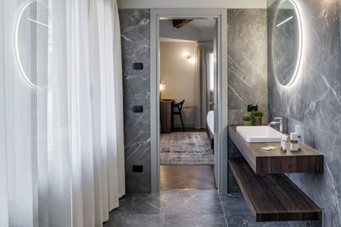 Junior Studio Suite | Bathroom | Shower, free toiletries, towels, soap