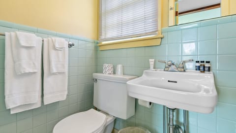 Standard Room, 1 Queen Bed | Bathroom | Combined shower/tub, hair dryer, towels