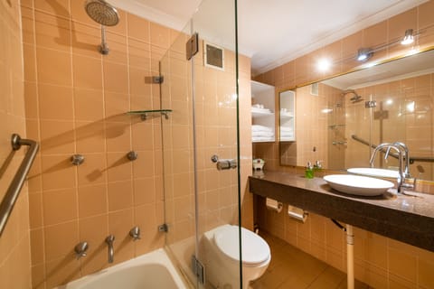 Deluxe King Bed Room (No Pets) | Bathroom | Eco-friendly toiletries, hair dryer, towels, soap