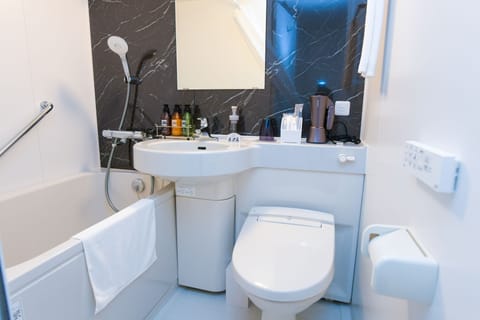 Combined shower/tub, free toiletries, hair dryer, slippers