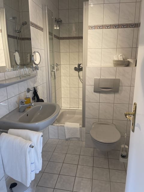 Separate tub and shower, free toiletries, hair dryer, towels