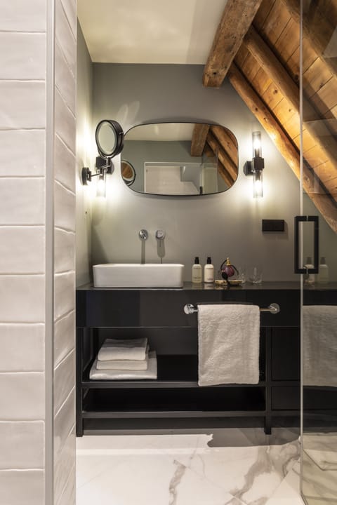 Signature Double Room | Bathroom | Rainfall showerhead, free toiletries, hair dryer, towels