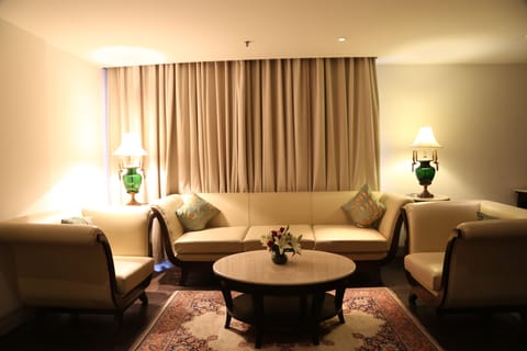 Mini Deluxe Suite | Living area | 40-inch LCD TV with satellite channels, TV