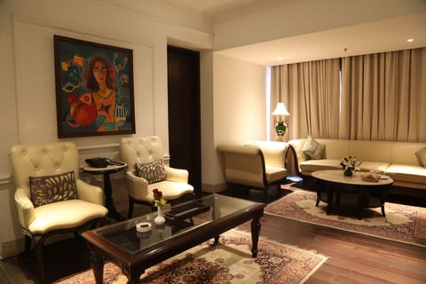 Mini Deluxe Suite | Living room | 40-inch LCD TV with satellite channels, TV