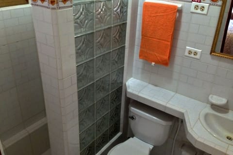 Classic Triple Room | Bathroom | Shower, hair dryer, towels