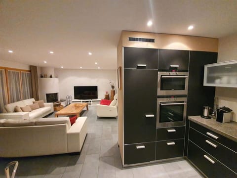 Plant, Sky, Cloud, Building, Tree, Wood, Land Lot, Window, Residential Area, Leisure