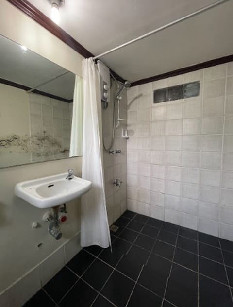 Deluxe Room | Bathroom | Shower, free toiletries