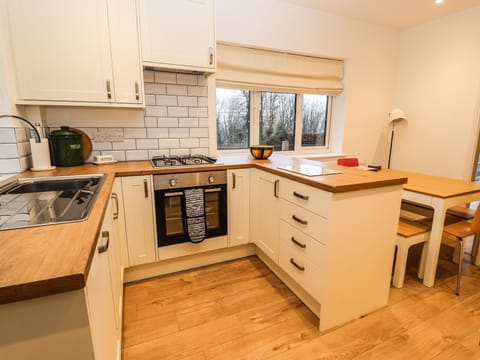 Cottage | Private kitchen | Fridge, dishwasher, electric kettle, cookware/dishes/utensils