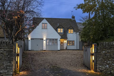 Honeysuckle House Garden - StayCotswold