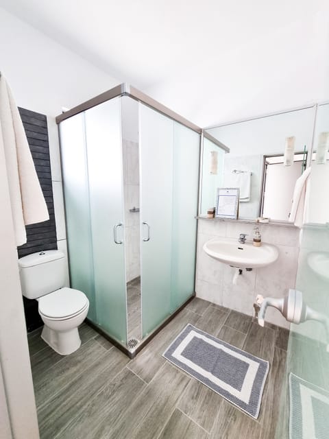 Superior Double Room, Sea View | Bathroom | Shower, towels