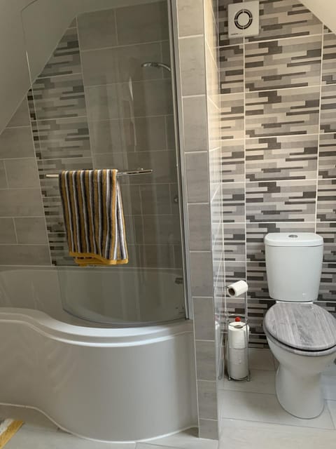 Apartment | Bathroom | Combined shower/tub, deep soaking tub, hair dryer, towels