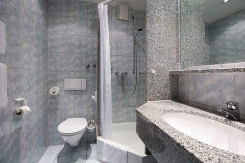 Single Room | Bathroom | Shower, hair dryer, towels, soap