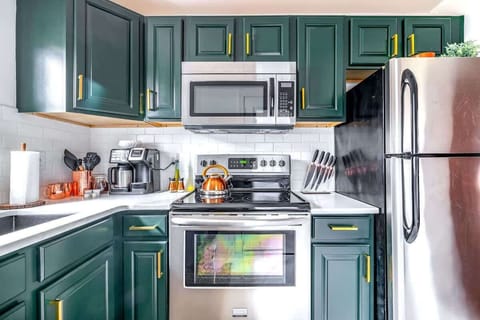 Family & Pet Friendly Vacation Rentals In Ohio Columbus
Fully Equipped Kitchen, The kitchen boasts a Frigidaire refrigerator, electric stove, single oven, and microwave. Cook with provided basics like pots, pans, and spices. A dishwasher and coffee m
