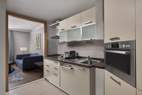 Executive Suite, 1 King Bed with Sofa bed, Kitchen, City View | Premium bedding, minibar, in-room safe, desk