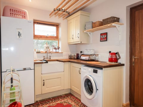 Cottage | Private kitchen | Fridge, electric kettle, toaster, cookware/dishes/utensils