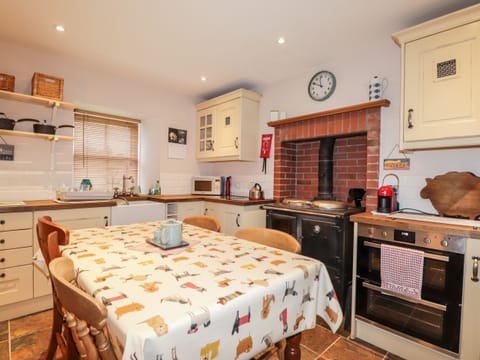 Cottage | Private kitchen | Fridge, electric kettle, toaster, cookware/dishes/utensils