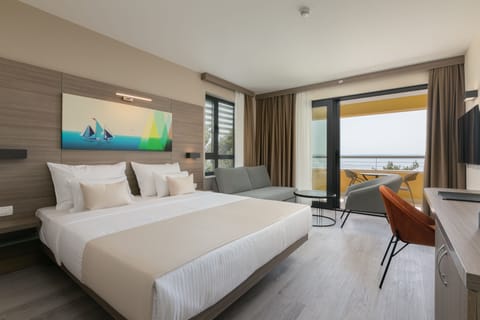 Superior Double Room with Balcony and Sea View | Minibar, in-room safe, desk, laptop workspace