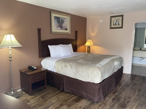 Basic Room, 1 Bedroom | Egyptian cotton sheets, premium bedding, down comforters, pillowtop beds