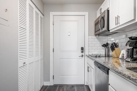 Full-size fridge, microwave, stovetop, dishwasher