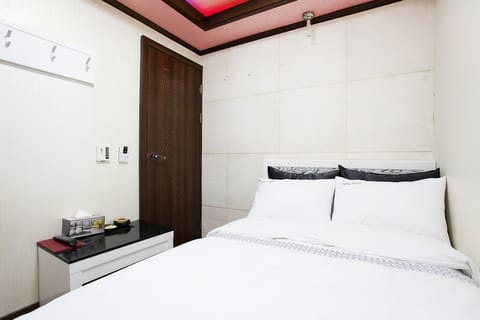 Room (Standard Room (Netflix Available)) | 1 bedroom, free WiFi, bed sheets